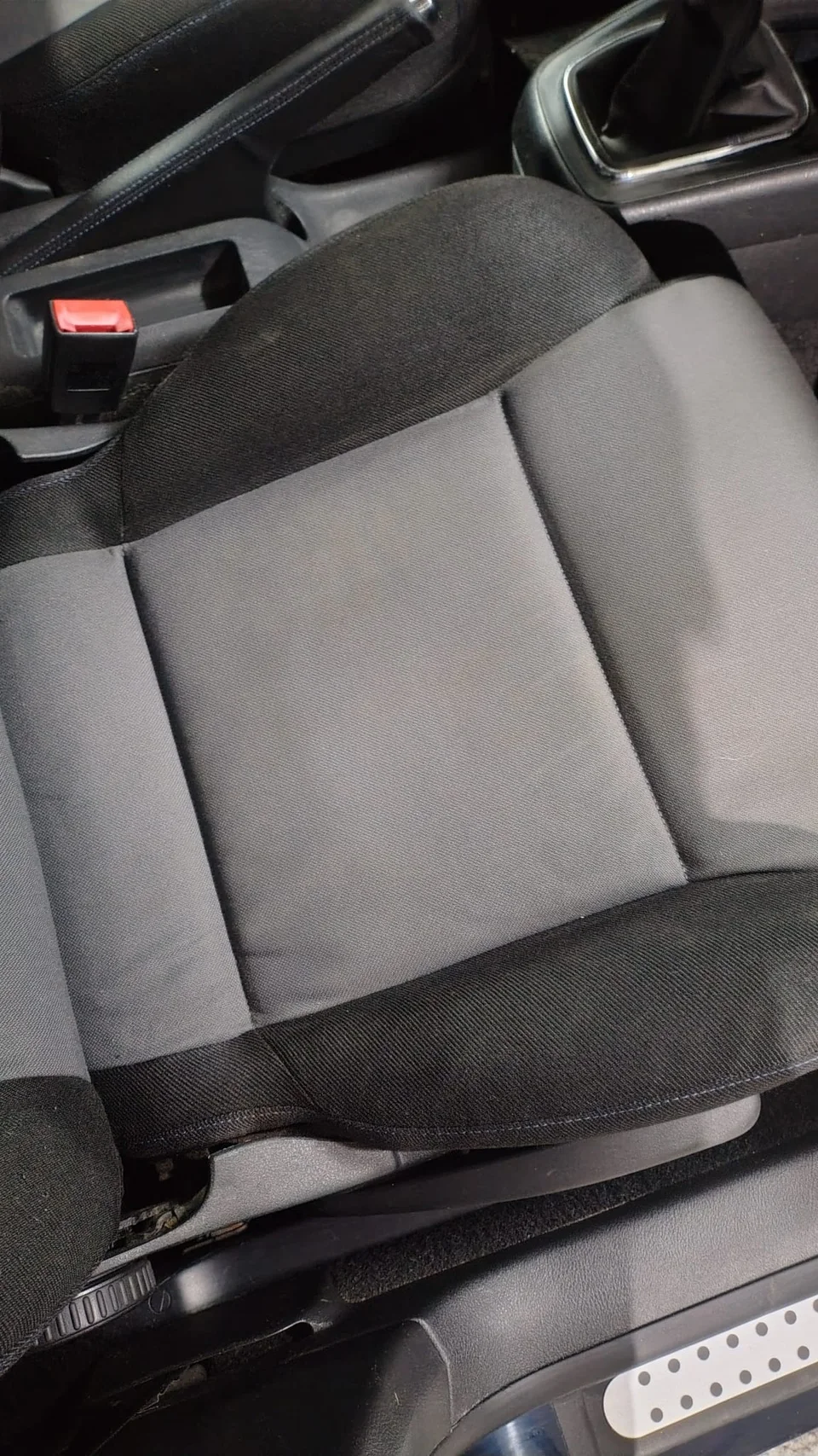 Asiento delantero después de la limpieza de tapicería