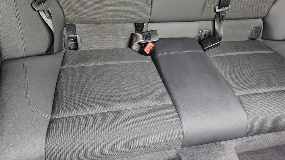 Asientos traseros después de la limpieza de tapicería