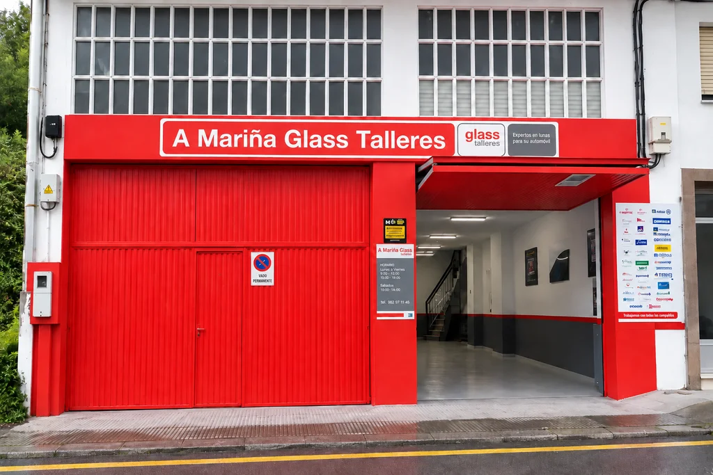 Entrada y rótulo de A Mariña Glass Talleres en C/ Alonso Pérez, 41, Viveiro